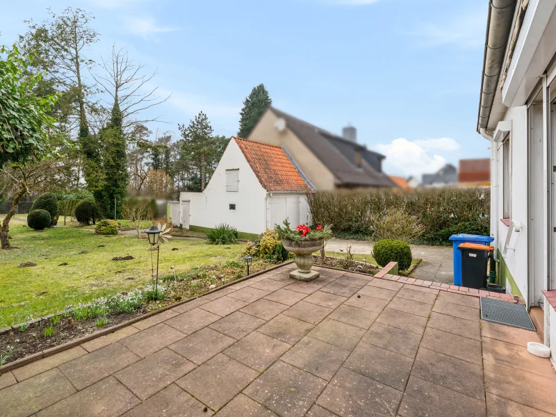 Terrasse und Garage