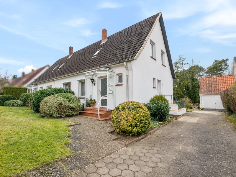 Hausansicht - Haus kaufen in Neu Wulmstorf - Doppelhaushälfte mit großem Grundstück in ruhiger Lage von Neu Wulmstorf