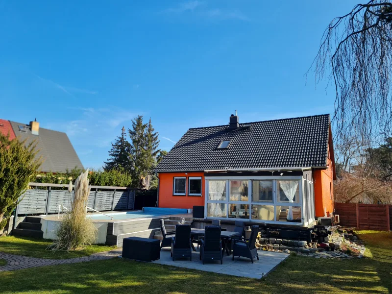 Hausrückansicht - Garten - Haus kaufen in Blankenfelde - Vier Zimmer mit Kamin, Sauna und Pool auf gepflegtem Grundstück in Blankenfelde-Mahlow