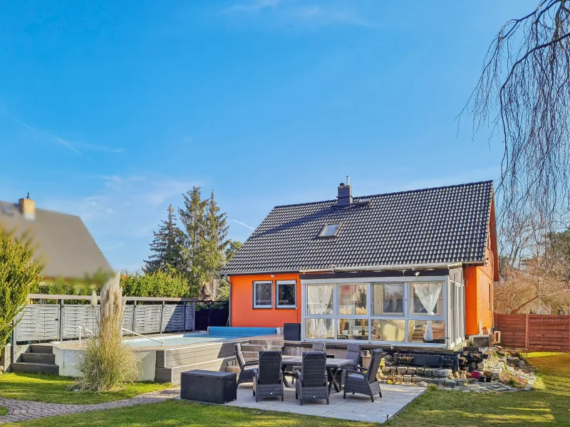 Hausrückansicht - Garten - Haus kaufen in Blankenfelde - Vier Zimmer mit Kamin, Sauna und Pool auf gepflegtem Grundstück in Blankenfelde-Mahlow