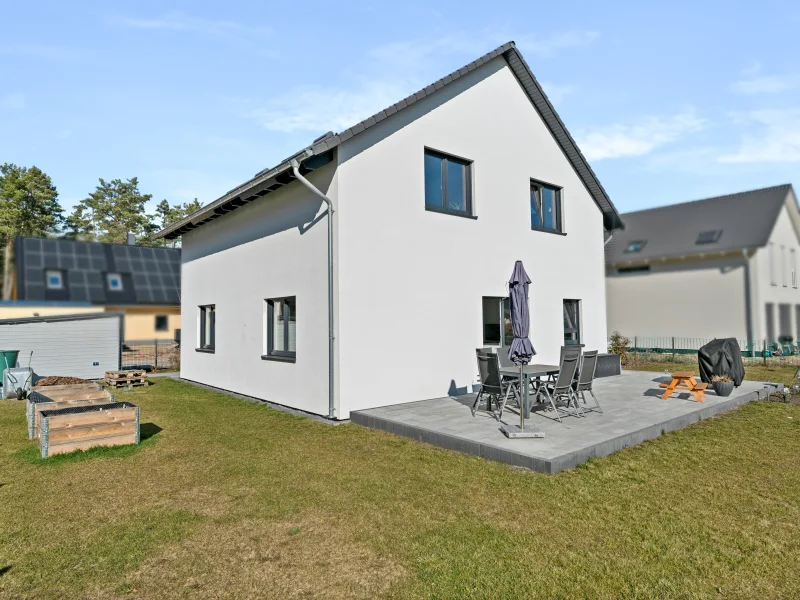 Hausansicht - Terrasse - Haus kaufen in Borkwalde - Modernes Einfamilienhaus in Borkwalde – Ihr zukunftsorientiertes  Zuhause im Grünen