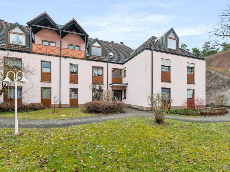 Hausansicht - Wohnung kaufen in Röthenbach an der Pegnitz - Barrierefreie, gepflegte 2,5-Zimmer-Wohnung (ca. 72 m²) mit Stellplatz in Röthenbach a.d. Pegnitz