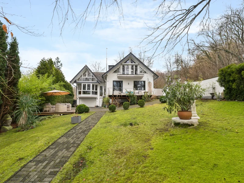 Titelbild - Haus kaufen in Bergisch Gladbach - Wunderschönes Einfamilienhaus mit Einliegerwohnung in begehrter Lage von Bensberg-Honscheid