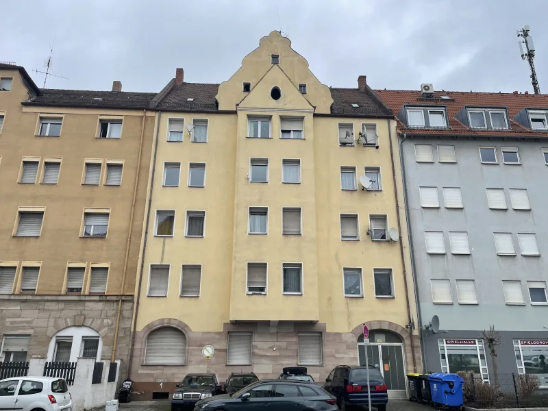 Hauptbild - Wohnung kaufen in Nürnberg - Charmante 3-Zimmer-Altbauwohnung mit Balkon in zentraler Lage von Nürnberg