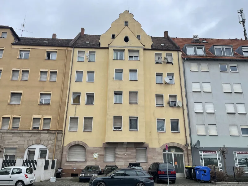 Hauptbild - Wohnung kaufen in Nürnberg - Stilvolle 3-Zimmer-Altbauwohnung mit Balkon in begehrter Lage