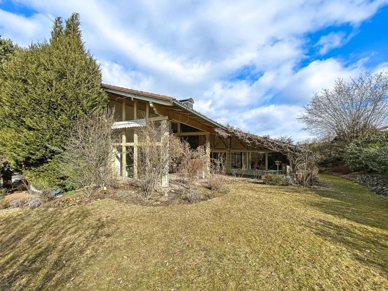 Gartenansicht - Haus kaufen in Zwiesel - Renovierungsbedürftiges Einfamilienhaus mit Schwimmbad und großem Garten in Zwiesel