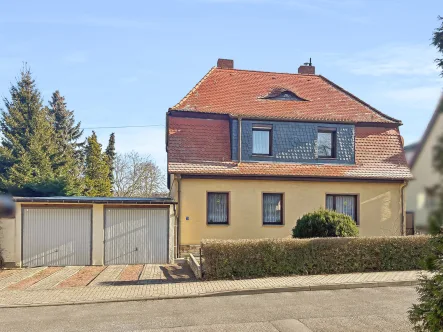 Ansicht Haus und Doppelgaragen - Haus kaufen in Querfurt - Schönes Ein- oder Zweifamilienhaus im Herzen von Querfurt