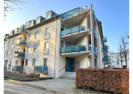 Außenansicht - Wohnung kaufen in Dresden - Schöne 2-Zimmer-Erdgeschosswohnung mit Terrasse und Stellplatz im Wohnpark Reick