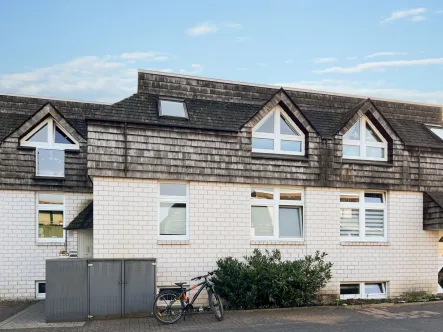 Titelbild - Wohnung kaufen in Bad Driburg - Charmante 3-Zimmer-Erdgeschosswohnung mit Balkon und Garage 