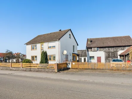 Hausansicht - Haus kaufen in Raitenbuch - Sanierungsbedürftiges Einfamilienhaus mit gute Entwicklungspotenzial und vielseitigen Nebengebäuden 