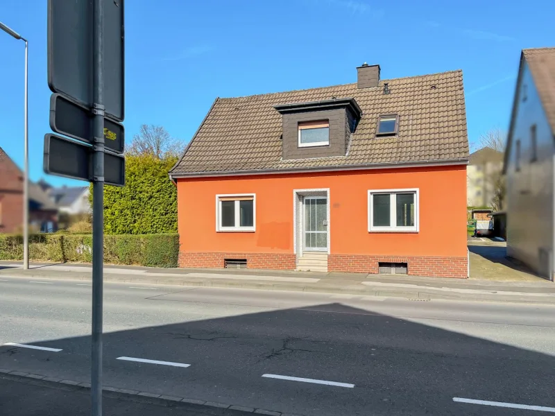 Frontansicht - Haus kaufen in Kamen - Freistehendes Einfamilienhaus mit großem Garten und viel Potenzial in Kamen