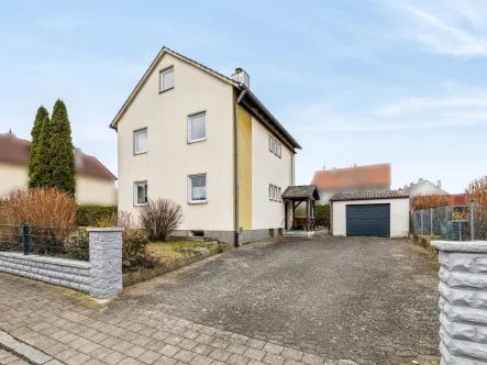 Titelbild - Haus kaufen in Gunzenhausen - Charmantes Einfamilienhaus mit großem Garten in Gunzenhausen/Unterwurmbach – ideal für Familien! 