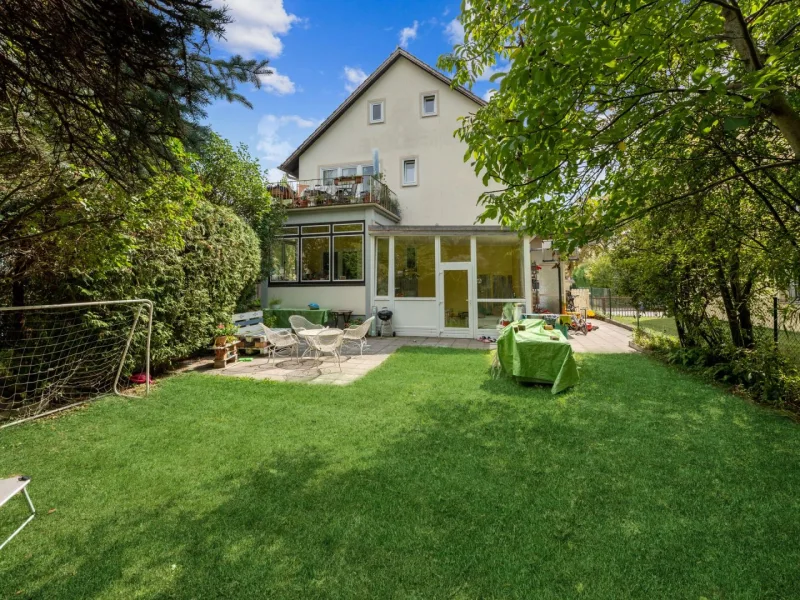 Titelbild - Haus kaufen in München - Charmantes, gepflegtes Mehrfamilienhaus mit 3 Parteien in ruhiger Lage von München-Ramersdorf