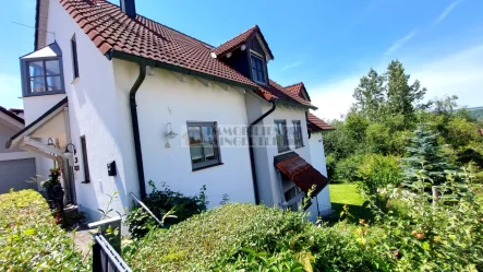 Ansicht - Haus kaufen in Bad Abbach - Einzigartiges Architektenhaus mit herausragender Ausstattung am Waldrand