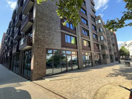 Außenansicht mit Terrasse - Laden/Einzelhandel mieten in Hamburg - Ausbau nach Mieterwunsch - Erdgeschoss-Gewerbefläche vis a vis der Villa Viva im Münzviertel