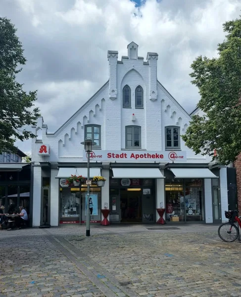 Gebäudeansicht - Büro/Praxis mieten in Neumünster - Erdgeschoss-Gewerbefläche am Marktplatz von Neumünster zu vermieten!