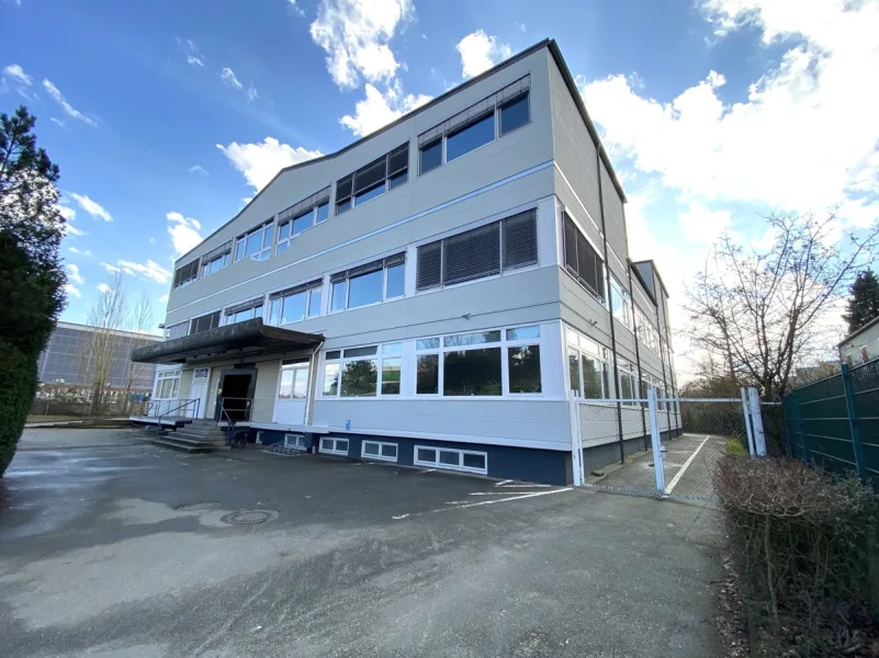 Außenansicht - Büro/Praxis mieten in Hamburg - Gewerbeimmobilie zur alleinigen Nutzung: Großräumige Büro-, Lager- und Produktionsflächen an einem Standort vereint.
