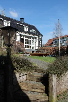 Hausansicht - Haus mieten in Burscheid - Fachwerk-Doppelhaushälfte mit Garten im Landschaftsschutzgebiet