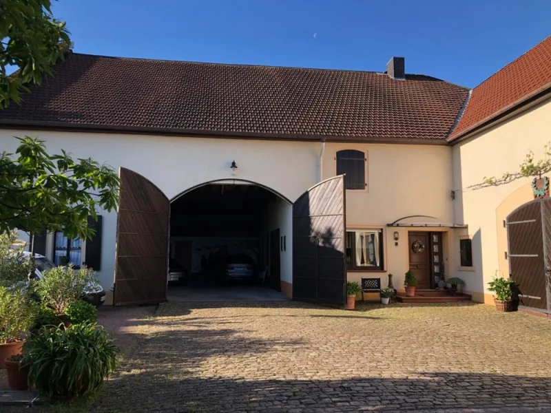 Große Halle mit Blick auf das Dach