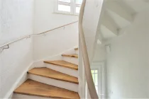Holztreppe im Treppenhaus