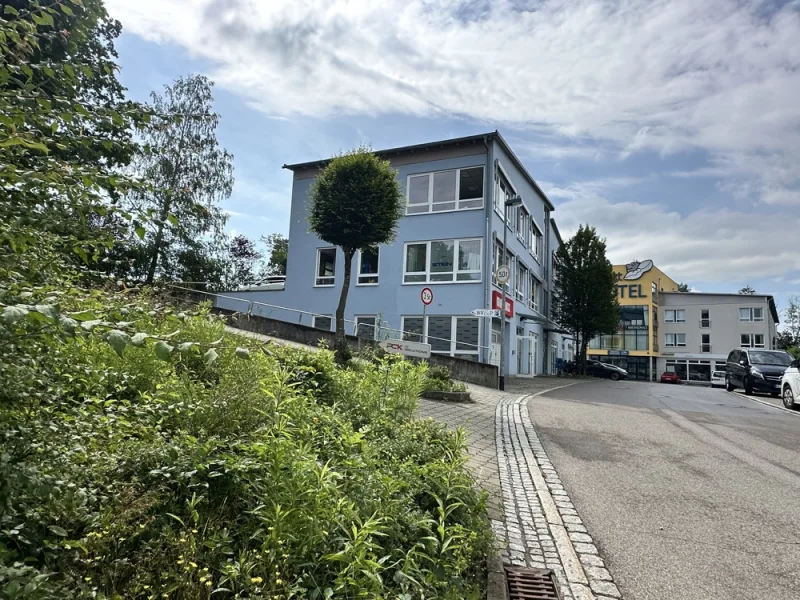 Aussenansicht II - Büro/Praxis mieten in Kempten - STELLPLÄTZE UND TOP VERKEHRSANBINDUNG