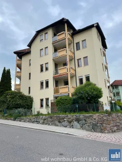 Hausansicht - Wohnung mieten in Waldheim - Schöne 2-Zimmer-Wohnung im 1.OG mit Balkon