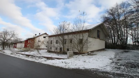 Ansicht Nebengbäude und Wohnhaus Südwesten - Haus kaufen in Vilshofen - Schrauberparadies! Wohnhaus +Scheune, Werkstatt und 4 Garagen mit 13.000 m² Grund