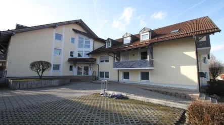 Ansicht Eingangsseite - Wohnung kaufen in Vilshofen - Gut geschnittene 3-Zimmer-Balkon-Wohnung in Vilshofen - nur 159.000 .-