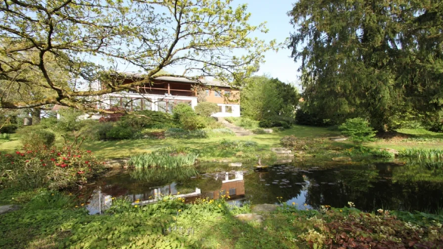 Ansicht Süden - Haus kaufen in Schöllnach - Parkfeeling: Wohnen in Einzellage inmitten von 7.000 m² Parklandschaft