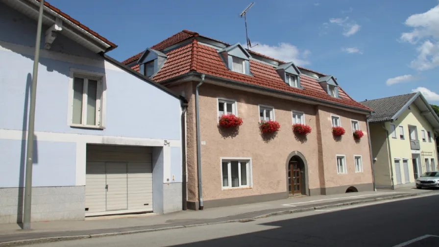 Ansicht Eingangsseite - Haus kaufen in Windorf - WG-taugliches  Mansard-Wohnhaus mit 242 m² Wohnfläche