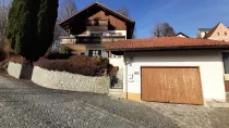 Südseite mit Garage