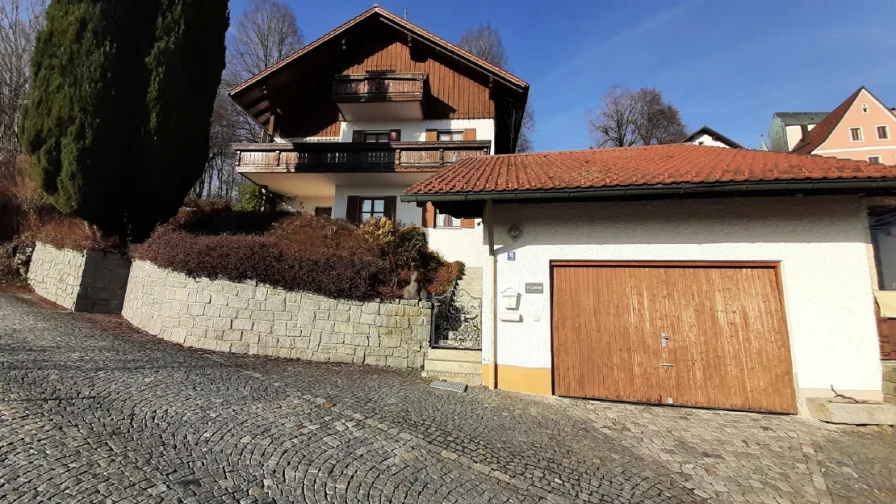 Südseite mit Garage - Haus kaufen in Fürstenstein - Blick in die Alpen, Grundstück quasi gratis, EFH mit Einliegerwhg. - 275.000