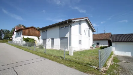 Sicht auf das Hausensemble - Haus kaufen in Vilshofen - Vilshofen - Effizienzhaus 55 + 2 Altbauten mit 1569 m² Grund