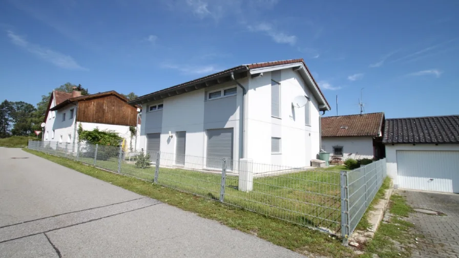 Sicht auf das Hausensemble - Haus kaufen in Vilshofen - Vilshofen - Neuwertiges freistehendes Niedrigenergiehaus mit PV-Anlage  - 390.000 €