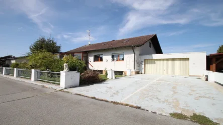 Ansicht Südosten mit Doppelgarage - Haus kaufen in Osterhofen - Bungalow mit Doppelgarage und 1050 m² Garten