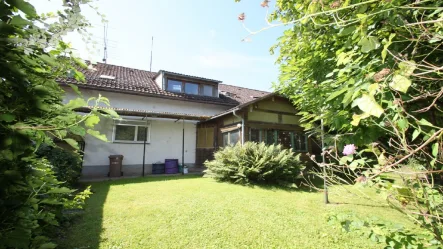 Ansicht Gartenseite - Haus kaufen in Vilshofen - Vilshofen: Älteres Einfamilienhaus mit Garage, Werkstatt und Doppel- Carport