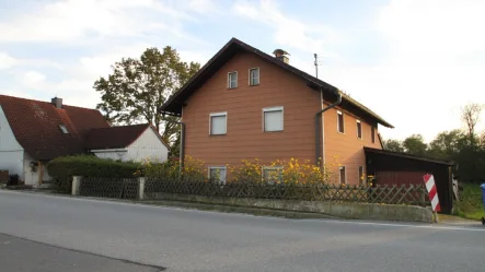 Ansicht Nordwesten - Haus kaufen in Fürstenzell - Teilrenoviertes Wohnhaus mit 2 Garagen, Werkstatt und Scheune - nur 100.000 €