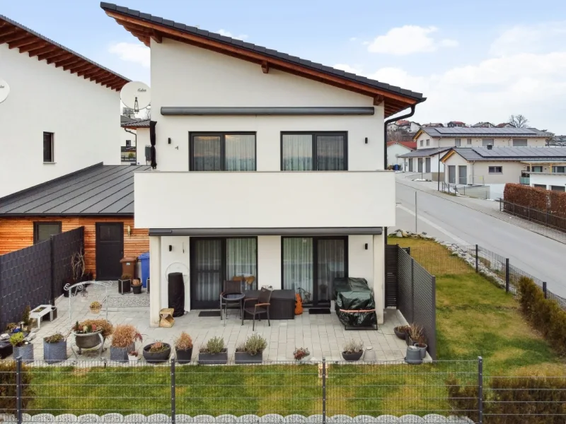 Titelbild - Haus kaufen in Vilshofen - Wow! Stylisches, neuwertiges Einfamilienhaus mit Alpenblick