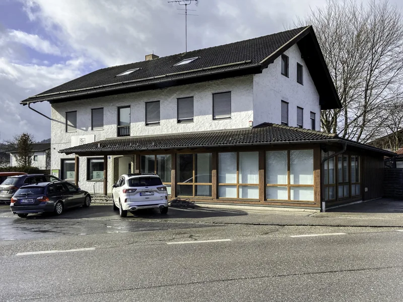 Gebäudeansicht - Büro/Praxis mieten in Feldkirchen-Westerham - Schöne Gewerbefläche an Hauptstraße!