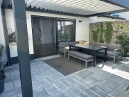 Terrasse mit Überdachung und flexiblen Windschutz