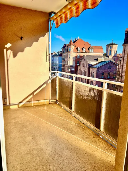 Balkon - Wohnung kaufen in Nürnberg - Helle 4-Zimmerwohnung mit EBK, Balkon und Stellplatz in Nürnberg Schweinau