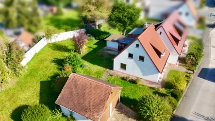 Blick von Oben - Haus kaufen in Fürth - 970 qm Grund - Anwesen mit viel Platz für 2 oder 3 Parteien + 2 x Garage und weitere Baureserve