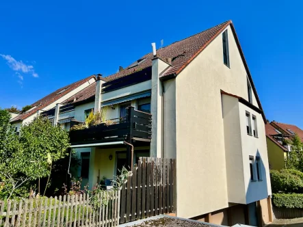 Hausansicht - Wohnung kaufen in Zirndorf - Schöne 3-Zimmerwohnung mit Balkon und Garage