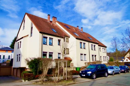 Hausansicht - Wohnung kaufen in Zirndorf - Schöne 3-Zimmerwohnung mit Balkon und Garage