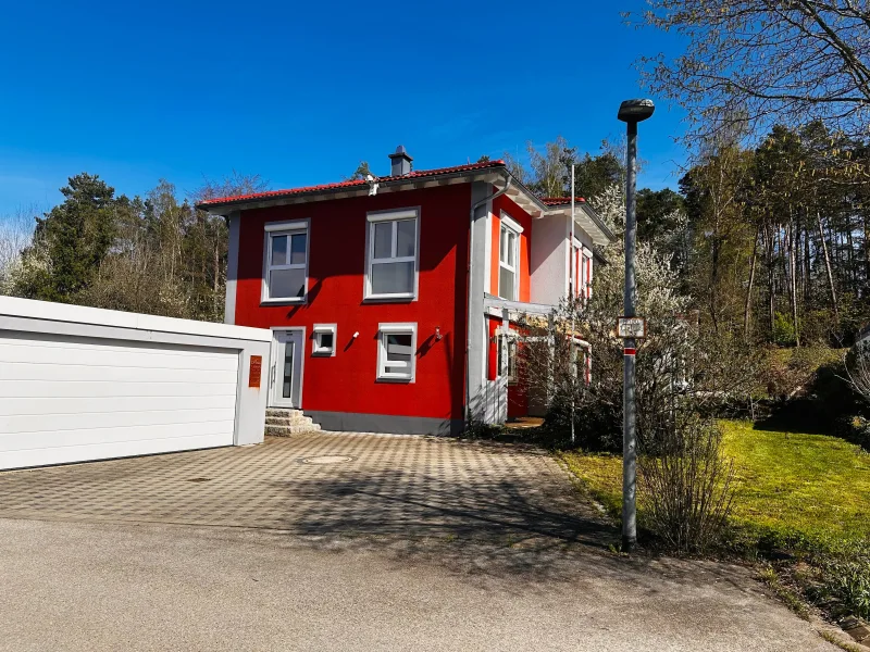 Ansicht von der Strasse - Haus kaufen in Neuendettelsau - Energieeffizientes Haus im Toskanastil in ruhiger Lage von Neuendettelsau