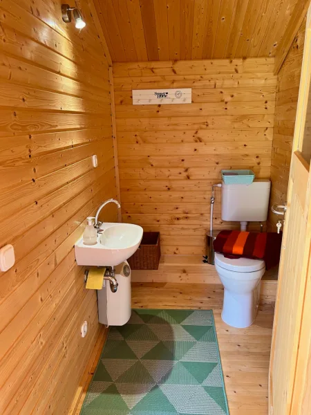 Holzblockhaus mit Toilette