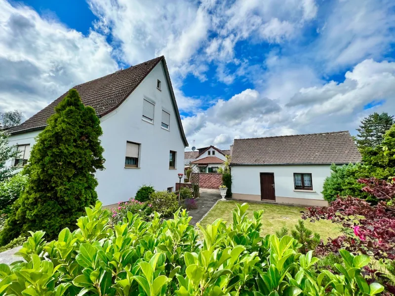 Hausansicht - Haus kaufen in Oberasbach - Kleines, freistehendes EFH in Oberasbach mit Garage, Garten und viel Potential