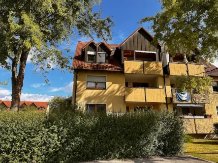 Süd Ansicht - Wohnung mieten in Neuendettelsau - 3 Zimmerwohnung mit Einbauküche und Balkon in Neuendettelsau