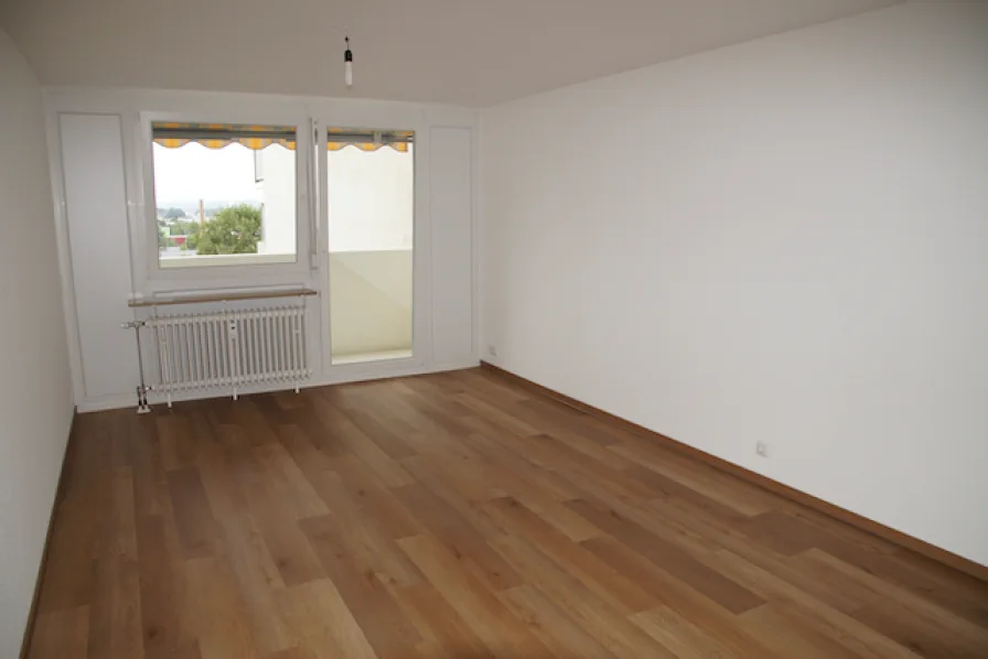 Wohnzimmer - Wohnung kaufen in Oberasbach - Modernisierte 2,5 Zimmerwohnung mit Balkon in Oberasbach