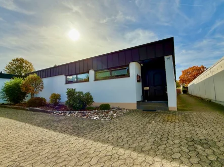 Hausansicht  - Haus kaufen in Nürnberg - Atrium-Bungalow  in ruhiger Lage von Nürnberg